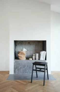 Form & Refine Alcoa Maljakko, Pieni, Vaaleanharmaa -FINISH DESIGN Myymälä Form Refine 12 enviroment high angle stool black