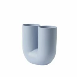 Muuto Kink Maljakko, Vaaleansininen -FINISH DESIGN Myymälä Kink vase light blue angle Muuto 5000x5000 hi res