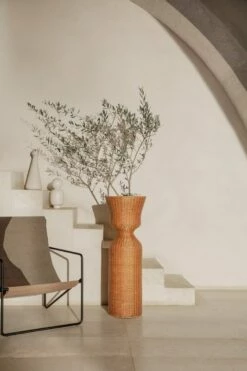 Ferm LIVING Agnes Kukkateline, 90 Cm, Rottinki -FINISH DESIGN Myymälä fermLIVING SS22 AgnesPlantStand DesertLoungeChair image 1